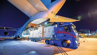 Zu sehen ist das Verladen der Antonov AN-124 in Stuttgart. (Hermle)