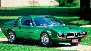 Der Alfa Romeo Montreal war mit seinen Fahrleistungen kein Spitzenmodell, in der Optik dank der Zusammenarbeit mit Bertone ist er aber noch heute eine Ikone. (Bild: FCA)