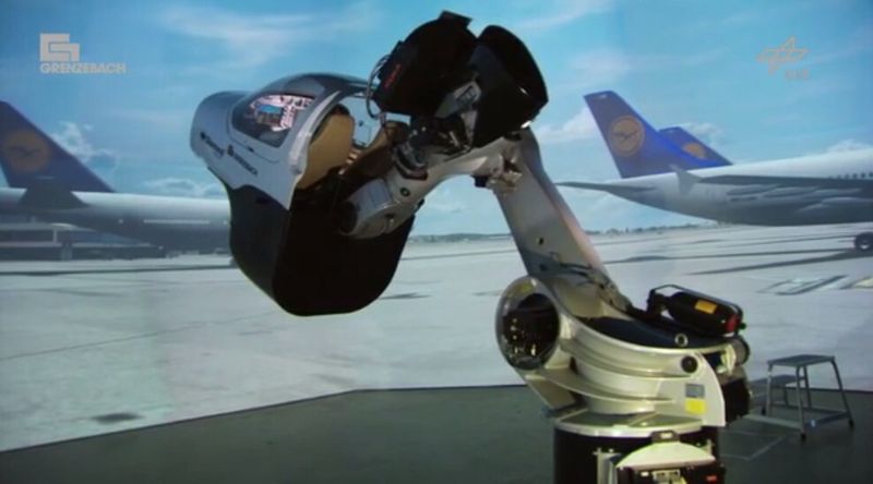 Kleiner Simulator zwischen großen - virtuellen - Flugzeugen (DLR)