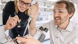 Kristina Tschulik und Mathies Evers entwickeln Methoden, um seltene und teure Edelmetall-Partikel möglichst ressourcenschonend als Katalysatoren nutzen zu können. (RUB, Marquard)