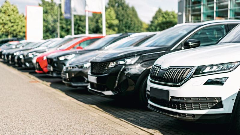 Können Händler den Kredit für den Fahrzeugeinkauf nicht rechtzeitig zurückzahlen, verwerten die Banken die Fahrzeuge.(Bild:  © Arthur Kattowitz - stock.adobe.com)