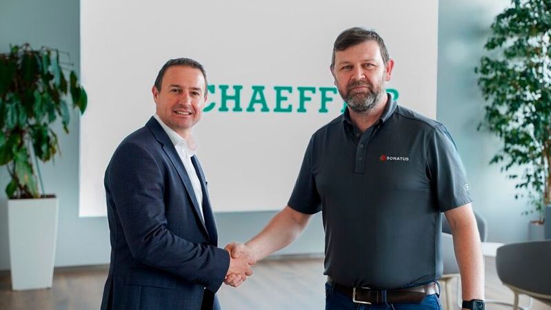 Freuen sich auf die zukünftige Zusammenarbeit: Rodrigo Peres, Senior Vice President Business Unit Vehicle and Battery Controls bei Schaeffler (links), und Marc Synnot, General Manager Ireland Operations bei Sonatus.(Bild:  Sonatus)