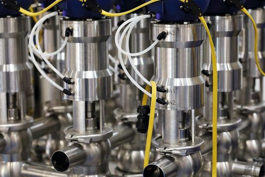 Mit seinem typischen gelben Profilkabel zur gleichzeitigen Übertragung von Energie sowie Safety- und Standarddaten ist ASi auch in der Prozess- und Verfahrenstechnik seit über 20 Jahren gesetzter Standard.(Bild: ©  gen_A - stock.adobe.com)