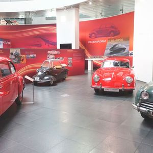 Einige Hersteller griffen nach dem Krieg kurzerhand Vorkriegsentwicklungen auf, wie z. B. DKW bzw. IFA, andere setzen aber auch bewusst aufgrund der technischen Notwendigkeit (kleine Motoren > geringe Leistung/Höchstgeschwindigkeit), wie z. B. Porsche, auf eine aerodynamisch optimierte Karosserie. Wiederum anderen war die Wichtigkeit eines geringen Luftwiderstands aufgrund ihrer Historie in der Luftfahrt bewusst, wie z. B. Messerschmitt und Saab.(Bild:  Dominsky – VCG)