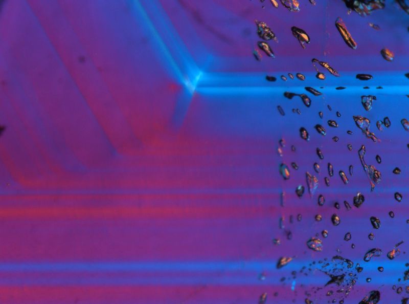 Flüssigkeitseinschlüsse in Aquamarin (Varietät von Beryll). Fundort: Mine 