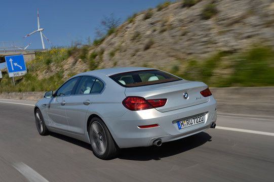 Im Vergleich zum 5er, mit dem sich das 6er Gran Coupé die Basis teilt, ist der Neue jedoch deutlich schwerer - kann das dank unterschiedlicher Fahrmodi jedoch ganz gut überspielen. (Foto: BMW)