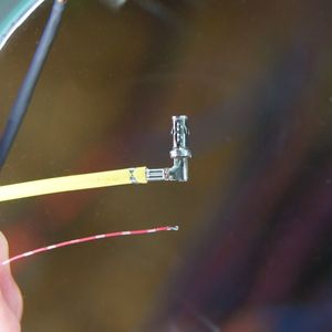 Selbst unter der Lupe nicht immer leicht erkennbar: Die filigranen Crimpverbindungen an Kabeln und Litzen.