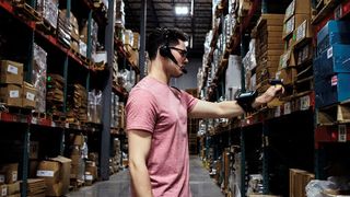 Zu den Vorteilen der Wearables gehört, dass Sie die Mobilität der Mitarbeiter verbessern. (Zebra Technologies)