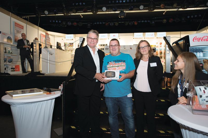 Große Verlosung: Ron und Katrin Bulla (ENO) gratulieren Emanuel Hansen (NavComm GmbH Mitte) zum neuen TomTom Trucker 6000. (52Grad Wagner Deters-Prohl GbR)