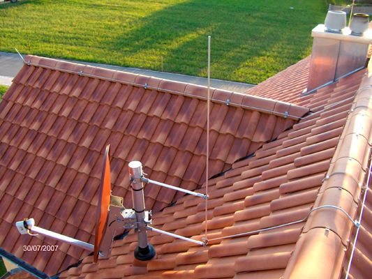 SAT-Antenne richtig schützen - durch eine isoliert angeordnete Fangstange(Bild:  VDE e.V.)