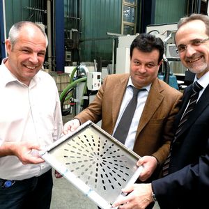 Gutteile am laufenden Band heben sichtlich die Stimmung: Joachim Gassmann (l.), stellvertretender Vertriebsleiter bei H. P. Kaysser in Leutenbach, Hans Schmid, Geschäftsführer der Schmid Umformtechnik, und André Huber, Verkaufsleiter bei Salvagnini in Sarego (Italien).