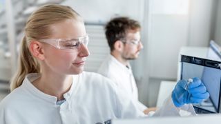 Nach der Aufbereitung gibt die Laboranalytikerin die Probe in den Autosampler der HPLC-Anlage. Die sorgfältige Aufbereitung der Probe ist entscheidend für präzise Messergebnisse.  (Bild: Fette Compacting)