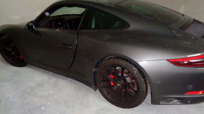 Dieser Porsche Carrera 4 GTS (circa 100.000 Euro) wird in Bad Homburg vermisst. (Bild: Polizei Osnabrück)