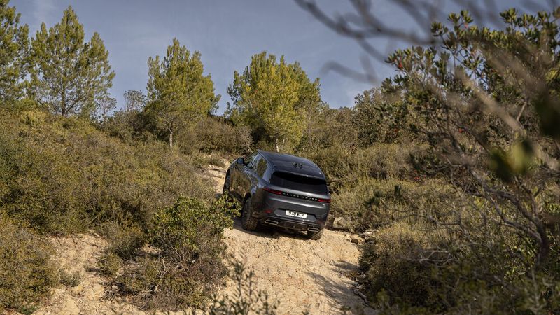 Den Ritt durchs Gelände vereinfacht beim Range Rover Sport ein ganzes Bündel an elektronischen Assistenzsystemen, zusammengefasst unter dem Begriff „Terrain Response“. (Bild: Range Rover)