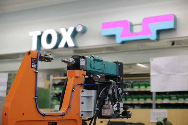 Dies Rundpunkt-Verbindungen von Tox minimieren die Übergangswiderstände insbesondere bei Mischverbindungen. (Bild: Kroh)