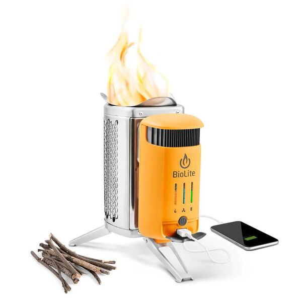 Der Camping-Kocher von Biolite verwandelt Feuer in Strom: Die patentierte Verbrennungstechnologie erzeugt einen Wirbel aus rauchlosen Flammen für ein tragbares Lagerfeuer, mit dem der Camper kochen und zugleich elektrische Geräte aufladen kann.  (Bild: Gefunden auf: eu.bioliteenergy.com)
