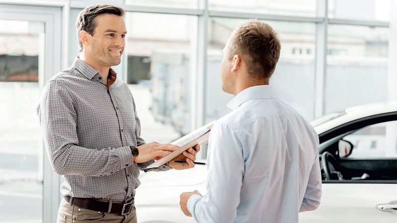 Oft ist nicht ganz klar, ob der Käufer als Verbraucher handelt oder nicht. Im Zweifel hilft nachfragen. Denn ein solcher ungeklärter Fall kann zu Ärger führen.(Bild:  © Yakobchuk Olena – adobe.stock.com)