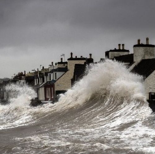 The research showed sea-levels are set to rise by between 0.4 and 0.6 metres across UK coastlines by 2100.(Source:  Storm surge by David Baird – Wikimedia Commons)