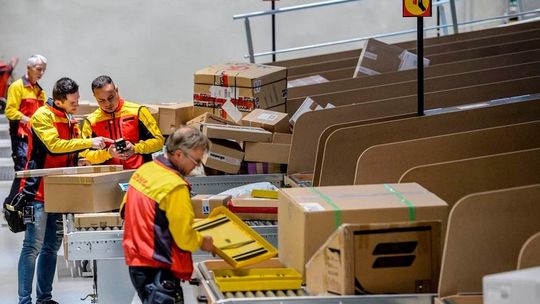 Vorbereitungen für die Paketflut bei der DHL: Trotz leichter Rückgänge erwartet die Branche rund 715 Millionen Sendungen zur Weihnachtszeit, wie der Bundesverband Paket & Expresslogistik (BIEK) meldet. Hier mehr Ergebnisse aus der zugrunde liegenden Studie.(Bild:  DHL)