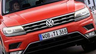 Bei weltweit knapp 34.000 Tiguan könnte sich laut KBA der Dachkantenspoiler aufgrund eines fehlerhaften Klebeprozesses vom Fahrzeug lösen. (Bild: VW)