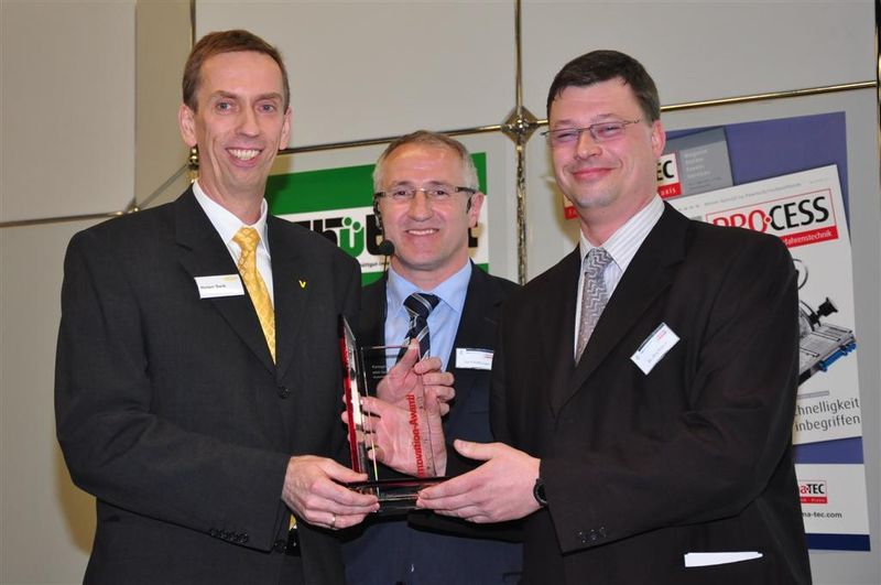 Sieger der Kategorie MSR-Technik und Automatisierung wurde Vega Grieshaber für die Mikrowellenschranke Vegamip 61. Stellvertretend für das Unternehmen nahm Holger Sack, Leiter Produktmanagement und Marketing (links), die Auszeichnung entgegen. Mit ihm freuten sich Publisher Gerd Kielburger (Mitte) und Laudator Dr. Jörg Kempf, stellvertretender Chefredakteur (rechts). (Archiv: Vogel Business Media)