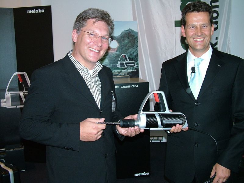 Roland Heiler (links), Geschäftsführer des Porsche-Design-Studios, und Dr. Johannes Haupt, Vorstandsvorsitzender der Metabo AG, präsentieren das gemeinsame „Baby“, den Porsche-Design-Multihammer.  (Archiv: Vogel Business Media)