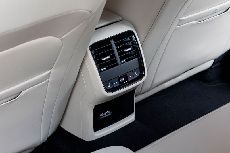 Neu beim Octavia: Spezielle Smartphone-Taschen auf den Rückseiten der Vordersitze. (Skoda)