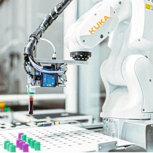 Roboter sortiert Blutproben am Universitätsklinikum in Aalborg.