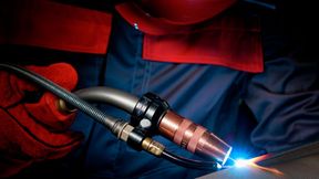 Hier sieht man die Fronius-Funktion Velo-Draht in Aktion. Der Draht schiebt den Brenner entlang der Schweißnaht, was die Schweißgeschwindigkeit konstant bleiben lässt. Auch der Abstand zwischen Kontaktrohr und Werkstück bleibe gleich. Das entlaste den Arbeiter und erhöhe die Schweißqualität. (Bild: Fronius)