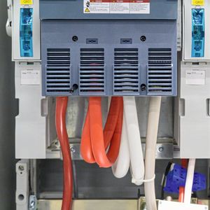 Bild 3:  Das gesamte DC Portfolio von Lapp ist bei dem bayerischen Autohersteller im Einsatz und insbesondere in den Schaltschränken verbaut.(Bild:  Daniel Schvarcz/LAPP)