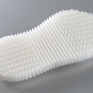 Die Sohle aus Co-Polyester-Elastomer besteht aus vielen einzelnen Folien. Die Struktur aus Rippen und Zacken sorgt für die Funktionszonen. Jede einzelne Folie weist diese Struktur auf. (Bild: Fraunhofer CPM)