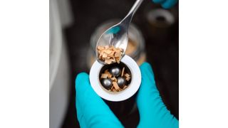 Der erste Schritt, um an den Schatz im Lignin zu gelangen: Holzhackschnitzel werden in einer Kugelmühle zerkleinert und mit Schwefelsäure versetzt. Die Säure spaltet das Biopolymer in seine einzelnen Bestandteile auf. Diese lassen sich jetzt dank eines neuen Ansatzes von Mülheimer Chemikern auch besser weiterverarbeiten. (Bild: Frank Vinken)