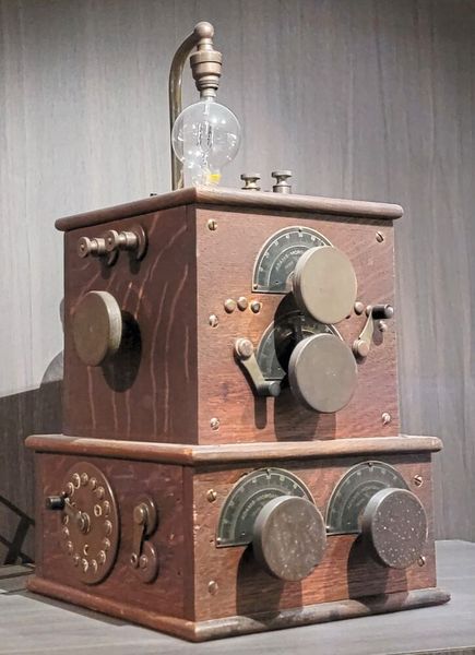 Experimentelle Triode von de Forest (oben) in einem Radio von Armstrong. (Bild: Experimental triode (1906) in a radio (1914) / Votpuske / CC BY / Wikimedia Commons)