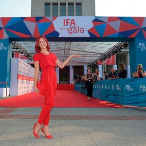 Miss IFA vor dem Eingang zur IFA-Opening-Location