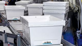 Reuse-Lösungen in der Distributionslogistik können durch Radio-Frequency Identification (RFID) beziehungsweise RFID-Etiketten optimiert werden. (Bild: Illustration auf Grundlage von gumpaga/stock.adobe.com)