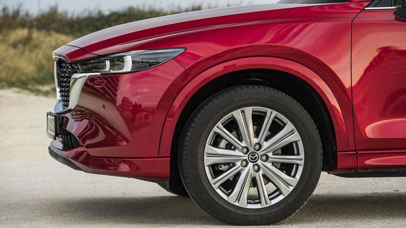Trotz der Neuerungen ist die sachliche Form geblieben, die seit Jahren typisch für das Kodo-Design ist und dem der CX-5 seinen unverwechselbaren Auftritt verdankt. (Autoren-Union Mobilität/Mazda)