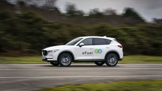 Mit E-Fuels lassen sich Bestandsfahrzeuge klimaneutral betreiben. Doch noch findet die Produktion nur im Versuchsmaßstab statt. (Bild: E-Fuel Alliance)