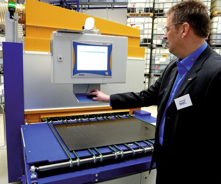 Über die Raziol-Steuerung SPS 2000 und die Bediensoftware Winvis werden sämtliche Funktionen der Anlage bedient, gesteuert und geregelt.  Durch den integrierten Befettungsbild-editor können für Platinenober- und Platinenunterseite verschiedenste Befettungsbilder (partielle Befettung) erzeugt werden. (Bild: Kuhn)