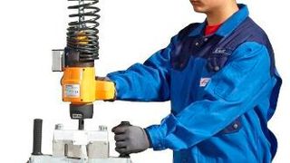 Mithilfe des Elektroseilzugs Z-RE von Zasche können Nutzer hohe Taktzeiten bei längerer Betriebsdauer und greingeren Wartungskosten erreichen. (Bild: Zasche)