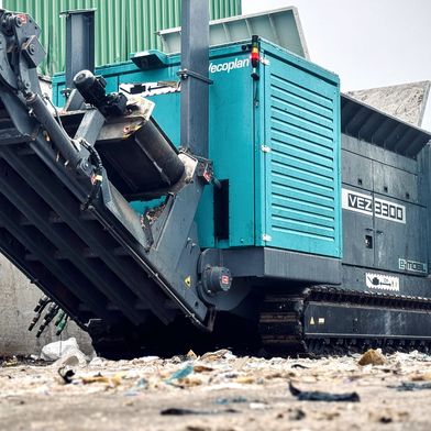 Der VEZ 3300 e mobil zerkleinert Material direkt am Einsatzort und reduziert so Transport- und Logistikaufwand, insbesondere bei wechselnden Standorten oder schwankendem Materialaufkommen. (Bild: Vecoplan)