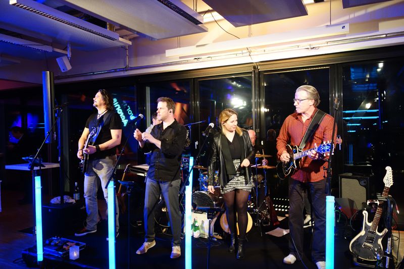 Die Liveband Rockomotion gab ihr Bestes. (Bild: IT-BUSINESS)