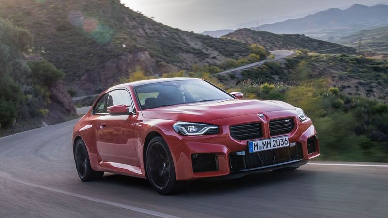 Mit über 1,7 Tonnen ist der M2 allerdings kein Leichtathlet. (Bild: BMW)