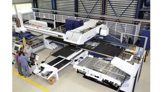 Stanz- und Lasermaschine "Tru¨Matic 7000" direkt angebunden an das Hochregallager. (Bild: Hans Eberle)