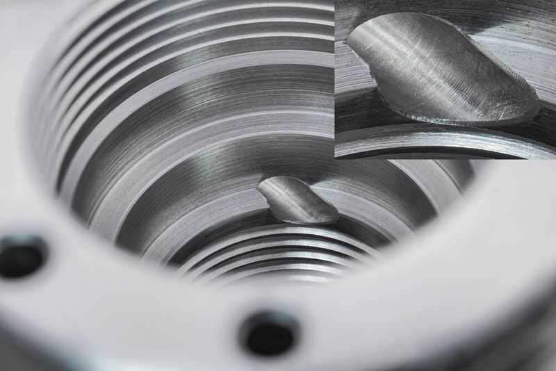 Der Bohrungsaustritt im zylindrischen Absatz mit Freistich wird im ersten Step mit dem HSD-Entgratwerkzeug mit 3,3 mm Durchmesser entgratet. Dabei wird der Grat an allen Kanten sicher entfernt. Der Restgrat, der im Freistich eventuell entstehen könnte, wird vorsorglich mit einer Keramikfaser-Oberflächenbürste des Typs BÜA11CB06M mit 6 mm Durchmesser seitlich entfernt. (Bild: Kempf)
