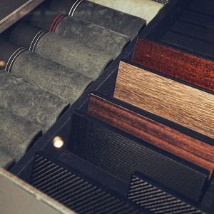 Auch zu Materialien berät das besonders geschulte Personal intensiv.(Bild:  Porsche AG)