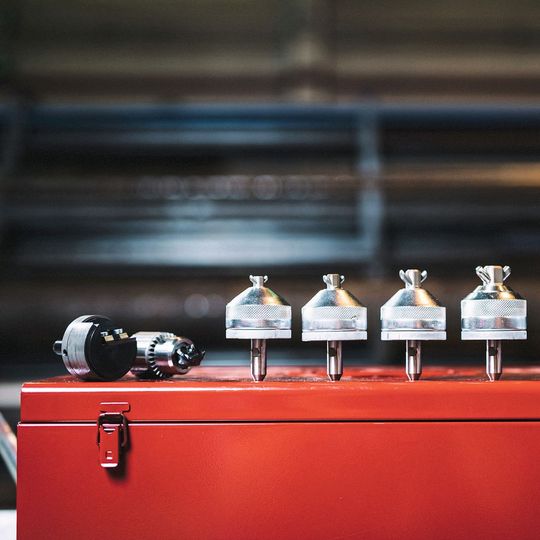 Schnell wechselbare Aushalsköpfe minimieren die Rüstzeiten.(Bild:  Tuukka Kiviranta/T-Drill)