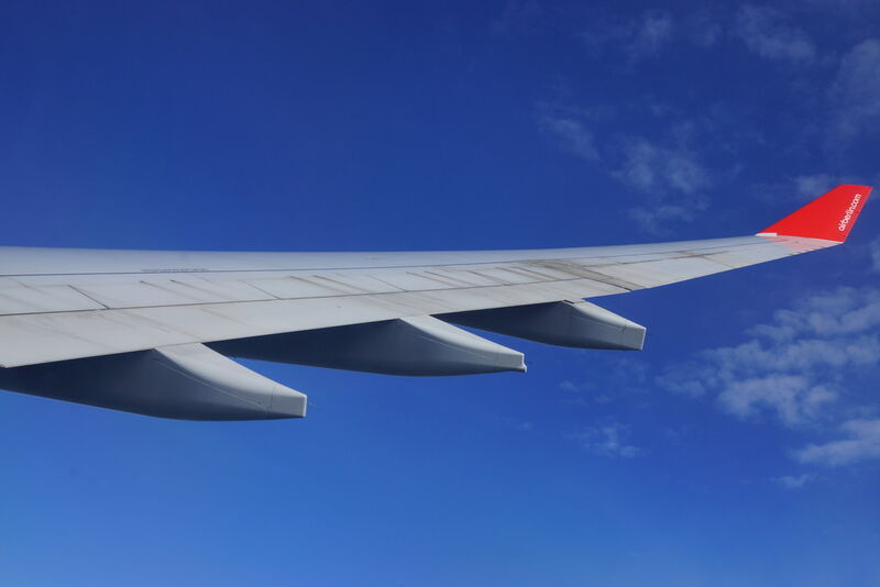 Für die Tragflächen eines Flugzeugs werden zum Beispiel faserverstärkte Kunststoffe verwendet, die man auf das Metallgerüst aufklebt. (Bild: Armin Bothur/pixelio.de)