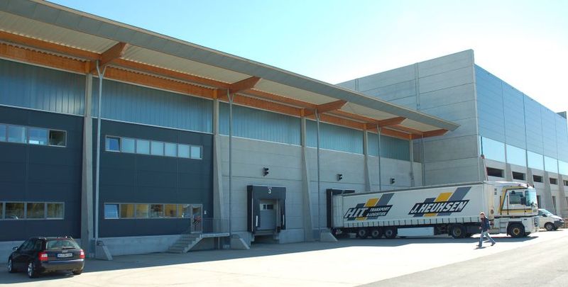 Insgesamt sind Produkte von 370 Markenherstellern bei Dexx IT erhältlich. Im Bereich Flashspeicher zählt Dexx IT zu den größten Distributoren Europas. Hier im Logistikzentrum wird die Ware an- und ausgeliefert. Was im Inneren dieses Gebäudes passiert, sehen Sie in dieser Bilderstrecke. (Vogel IT-Medien)