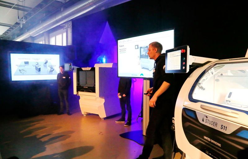 Studer hat auf dem Motion Meeting die neue S11 vorgesstellt. Die kleinste Produktionsmaschine im Studer-Portfolio ist mit einer einheitlichen Steuerungsplattform ausgestatte, die eine Durchgängigkeit der Programme aller Maschinen mit Windows-Betriebssystem garantiert. (Anne Richter, SMM)