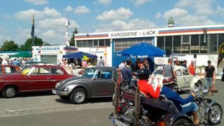 Ein Bild aus besseren Tagen: Das Oldtimertreffen bei Hagenauer war weit über Würzburg hinaus bekannt. (Bild: Dominsky/»kfz-betrieb«)